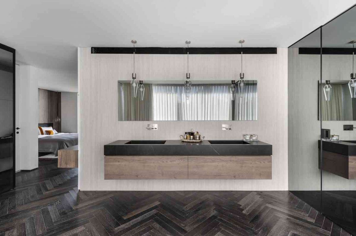 Simoene Architects Ltd – Central Israel גופי תאורה מעל כיורי חדר האמבטיה בעיצובו של קמחי דורי
